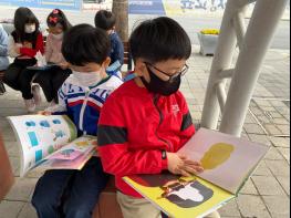 상진초  벚꽃나무 아래서 독서하며 크는 아이들 행사 기사 이미지